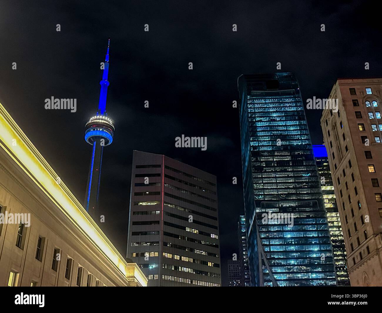 Toronto, Ontario - 7. Oktober 2023: Außenaufnahmen der Union Station bei Nacht in der Innenstadt von Toronto Stockfoto