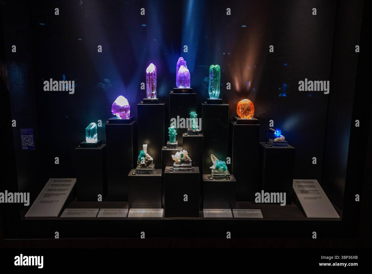 Yale Peabody Museum, Hall of Minerals, Earth und Space. Die Ausstellung Peabody's Minerals zeigt Exemplare, die zu den besten überhaupt gehören Stockfoto