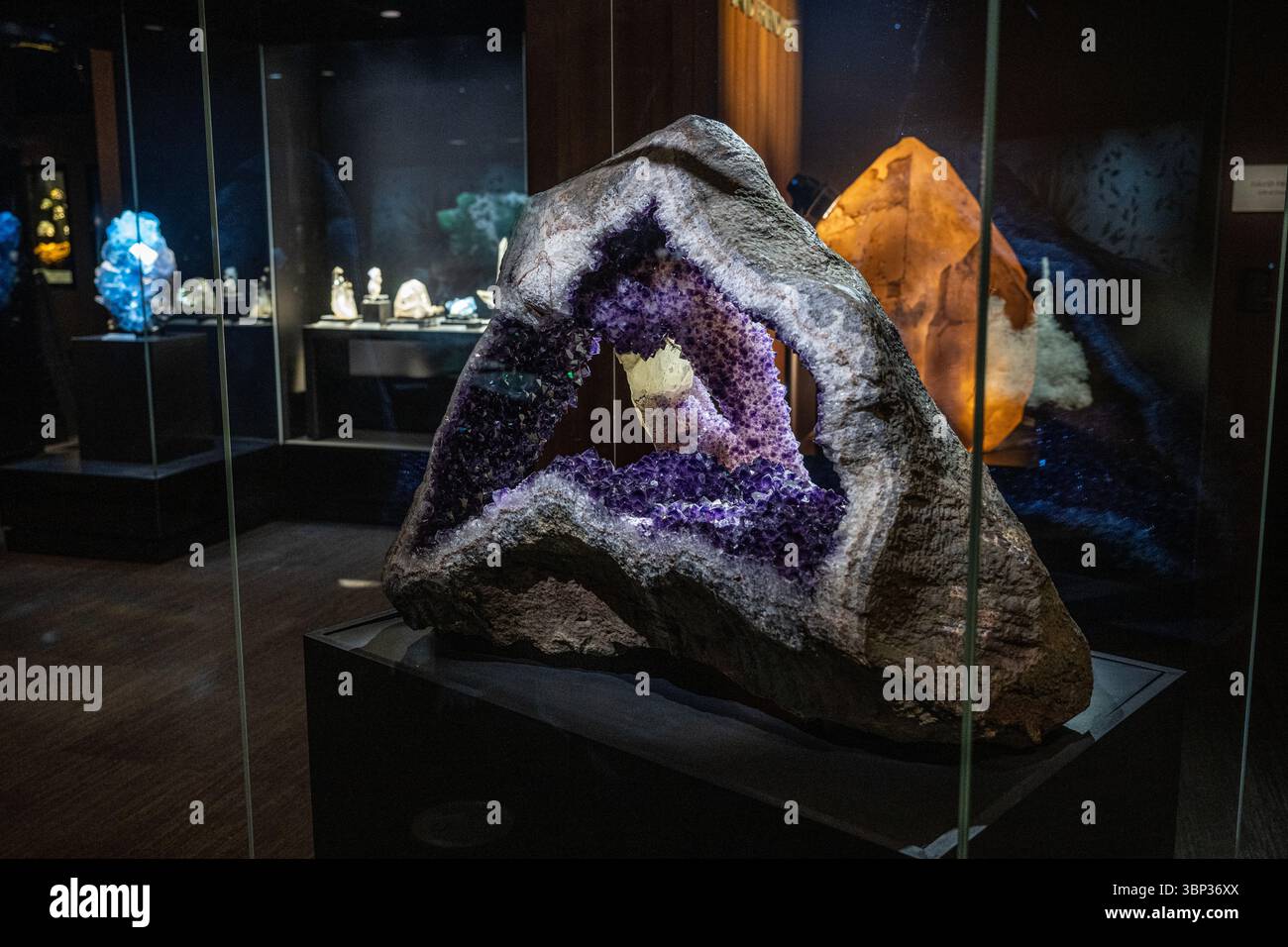 Yale Peabody Museum, Hall of Minerals, Earth und Space. Die Ausstellung Peabody's Minerals zeigt Exemplare, die zu den besten überhaupt gehören Stockfoto