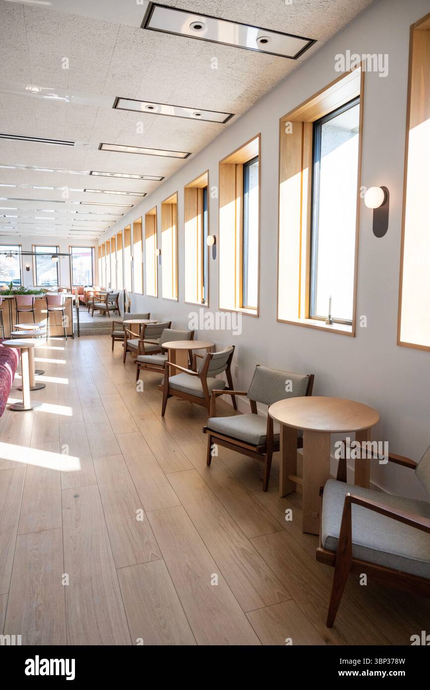 Unser ikonisches Gebäude ist ein Wahrzeichen brutalistischer Architektur und Bauhausdesign, ein 100 % elektrisches Hotel, das ohne fossile Brennstoffe betrieben wird. Stockfoto
