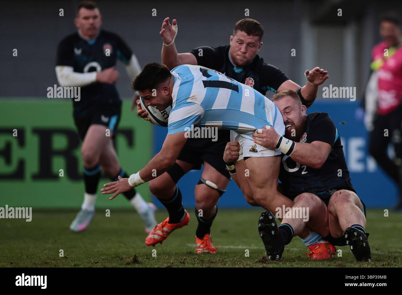La Plata, Argentinien - 5. Juli 2025: Die argentinische Rugby-Nationalmannschaft Los Pumas verlor 35-12 gegen England in einem Testspiel im Estadio Ciudad de La Plata. Die englische Mannschaft zeigte während des größten Teils des Spiels taktische und physische Dominanz, wobei sie von den Fehlern der Argentinien profitierte und eine hohe Verteidigungslinie benutzte, um ihre Angriffe zu stoppen. Trotz früherer Angriffsabsicht konnte Los Pumas nicht durchbrechen. Quelle: UNAR Photo/Alamy Live News Stockfoto