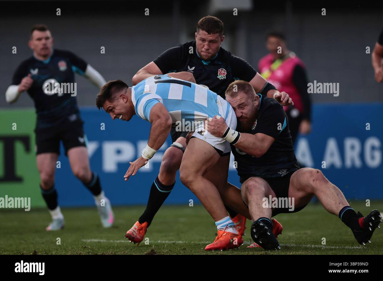 La Plata, Argentinien - 5. Juli 2025: Die argentinische Rugby-Nationalmannschaft Los Pumas verlor 35-12 gegen England in einem Testspiel im Estadio Ciudad de La Plata. Die englische Mannschaft zeigte während des größten Teils des Spiels taktische und physische Dominanz, wobei sie von den Fehlern der Argentinien profitierte und eine hohe Verteidigungslinie benutzte, um ihre Angriffe zu stoppen. Trotz früherer Angriffsabsicht konnte Los Pumas nicht durchbrechen. Quelle: UNAR Photo/Alamy Live News Stockfoto