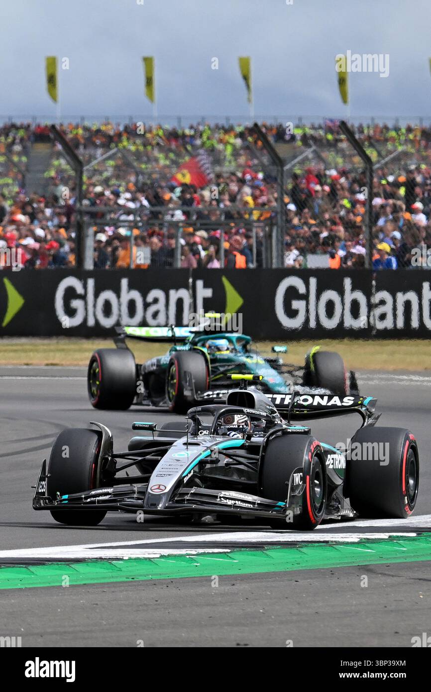 London, Großbritannien. Juli 2025. Mercedes' italienischer Fahrer Andrea Kimi Antonelli (vorne) fährt während des Qualifying-Trainings des Formel 1 Grand Prix 2025 auf dem Silverstone Circuit in Silverstone, Großbritannien, 5. Juli 2025. Quelle: Wu Lu/Xinhua/Alamy Live News Stockfoto