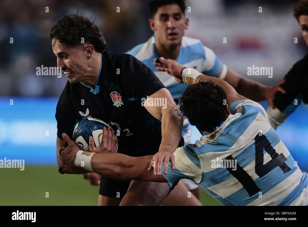 La Plata, Argentinien - 5. Juli 2025: Die argentinische Rugby-Nationalmannschaft Los Pumas verlor 35-12 gegen England in einem Testspiel im Estadio Ciudad de La Plata. Die englische Mannschaft zeigte während des größten Teils des Spiels taktische und physische Dominanz, wobei sie von den Fehlern der Argentinien profitierte und eine hohe Verteidigungslinie benutzte, um ihre Angriffe zu stoppen. Trotz früherer Angriffsabsicht konnte Los Pumas nicht durchbrechen. Quelle: UNAR Photo/Alamy Live News Stockfoto