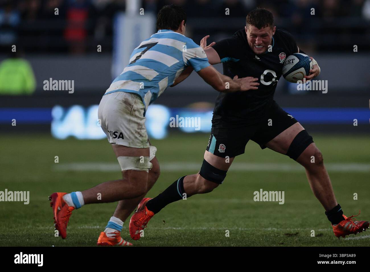 La Plata, Argentinien - 5. Juli 2025: Die argentinische Rugby-Nationalmannschaft Los Pumas verlor 35-12 gegen England in einem Testspiel im Estadio Ciudad de La Plata. Die englische Mannschaft zeigte während des größten Teils des Spiels taktische und physische Dominanz, wobei sie von den Fehlern der Argentinien profitierte und eine hohe Verteidigungslinie benutzte, um ihre Angriffe zu stoppen. Trotz früherer Angriffsabsicht konnte Los Pumas nicht durchbrechen. Quelle: UNAR Photo/Alamy Live News Stockfoto