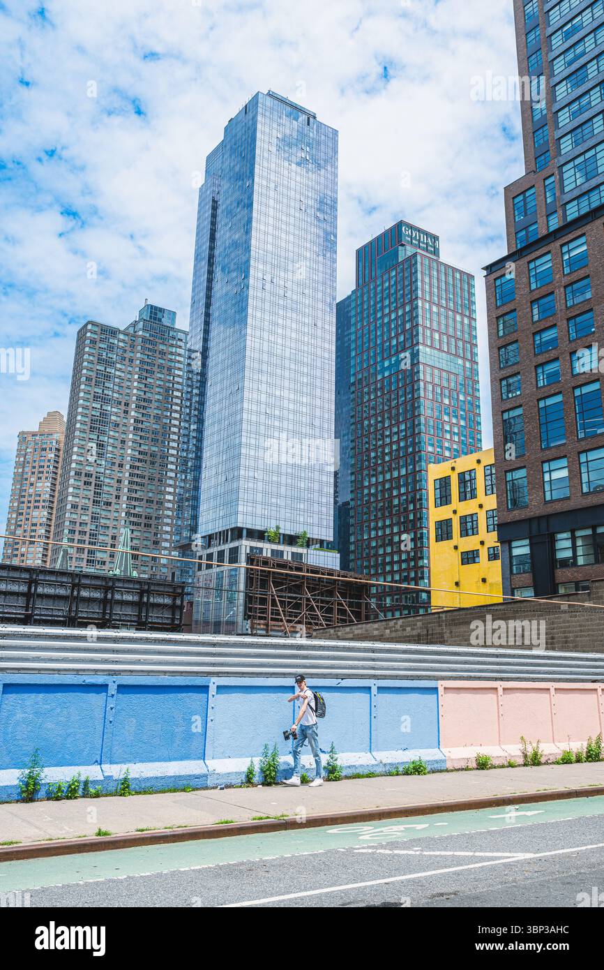 Die Skyline von Hudson Yards in New York City ist die berühmte Architektur der Innenstadt Manhattans in der Straßenfotografie-Szene von New York City Stockfoto