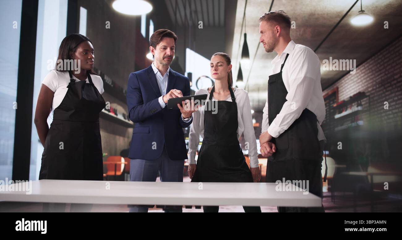 Junger Afroamerikanischer Manager, Der Sich Mit Dem Store-Team Im Cafe Verbindet. Stockfoto