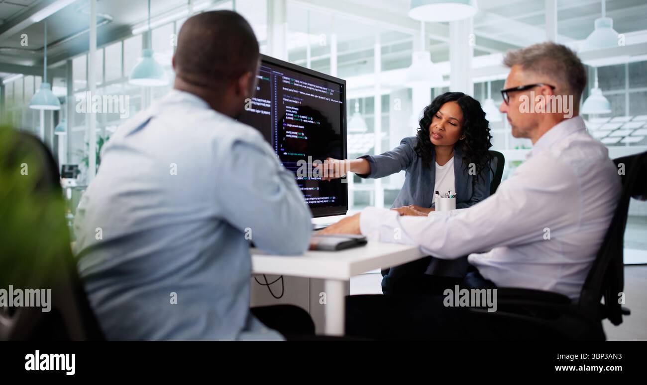 Black Software Engineer Debugt Code Auf Dem Bildschirm Des Bürocomputers. Stockfoto
