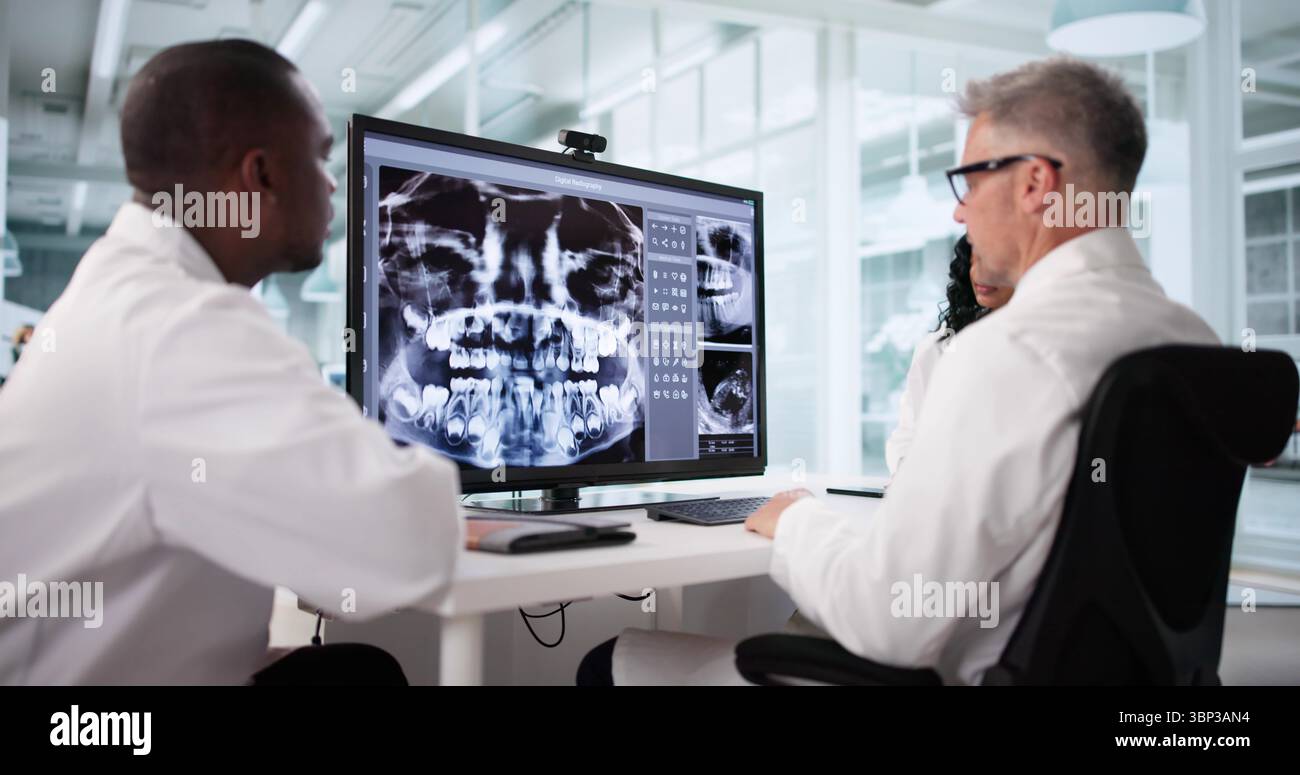 Radiologe, der die Zähne des Kindes mit der zahnärztlichen Röntgensoftware scannt. Stockfoto