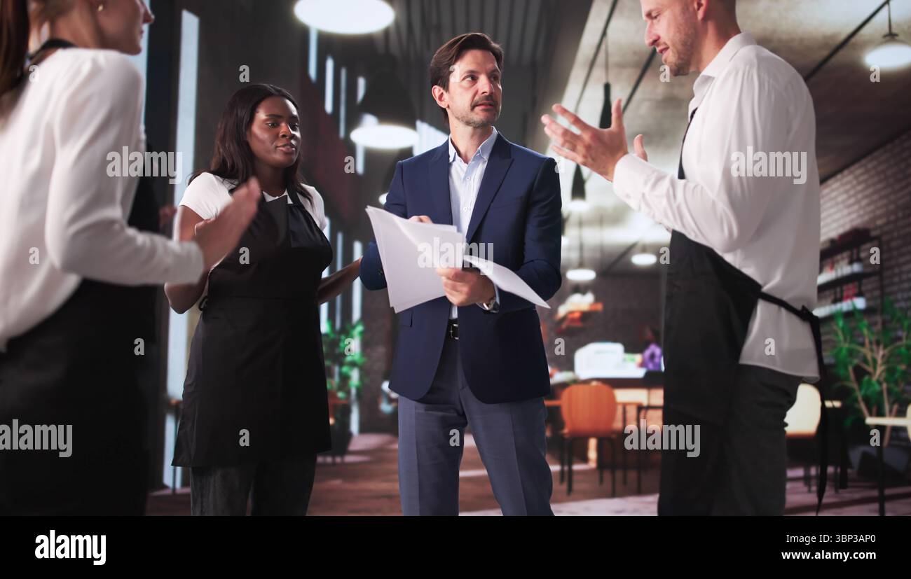 Der Restaurantchef Streitet Sich Mit Dem Team In Coffee Shop-Atmosphäre. Stockfoto