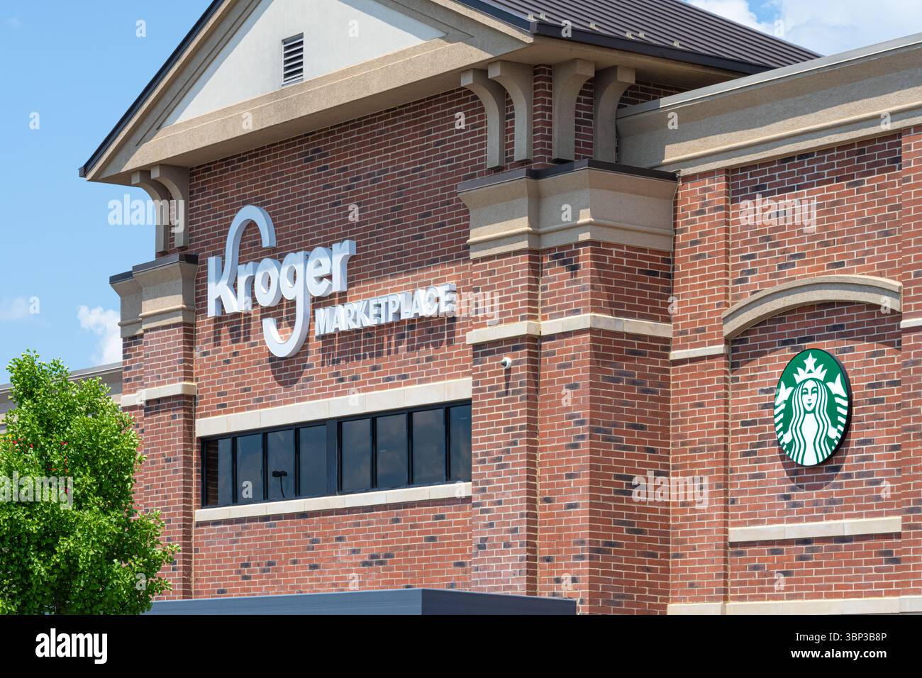 Kroger Marketplace mit Starbucks-Kaffee in Gainesville, Georgia. (USA) Stockfoto