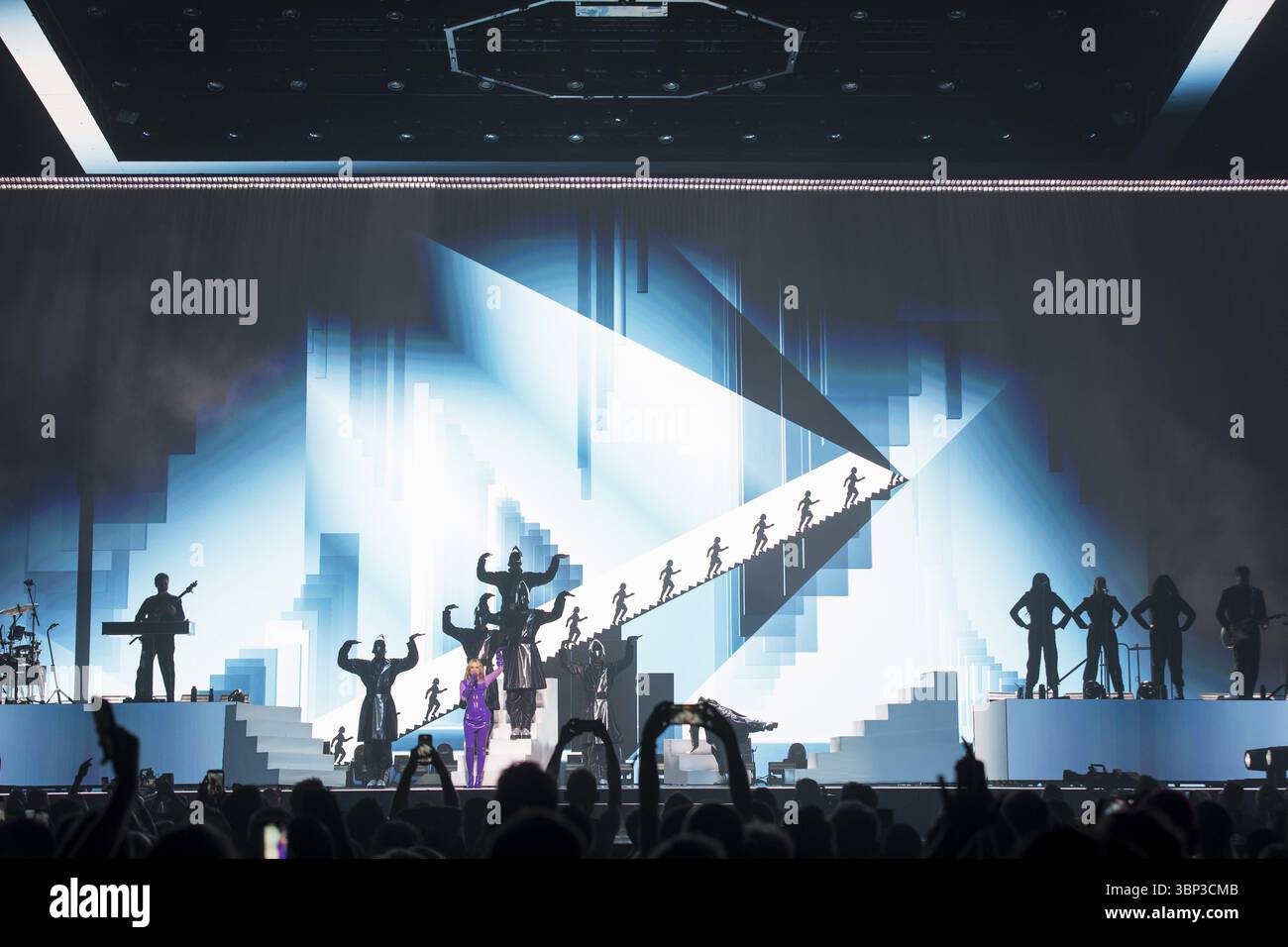 Kylie Minogue live auf der Tension Tour 2025 in der Berliner Uber Arena am 04.07.2025 Hinweis: Laut Vertrag mit dem Management dürfen die Fotos nur noch aufgenommen werden Stockfoto