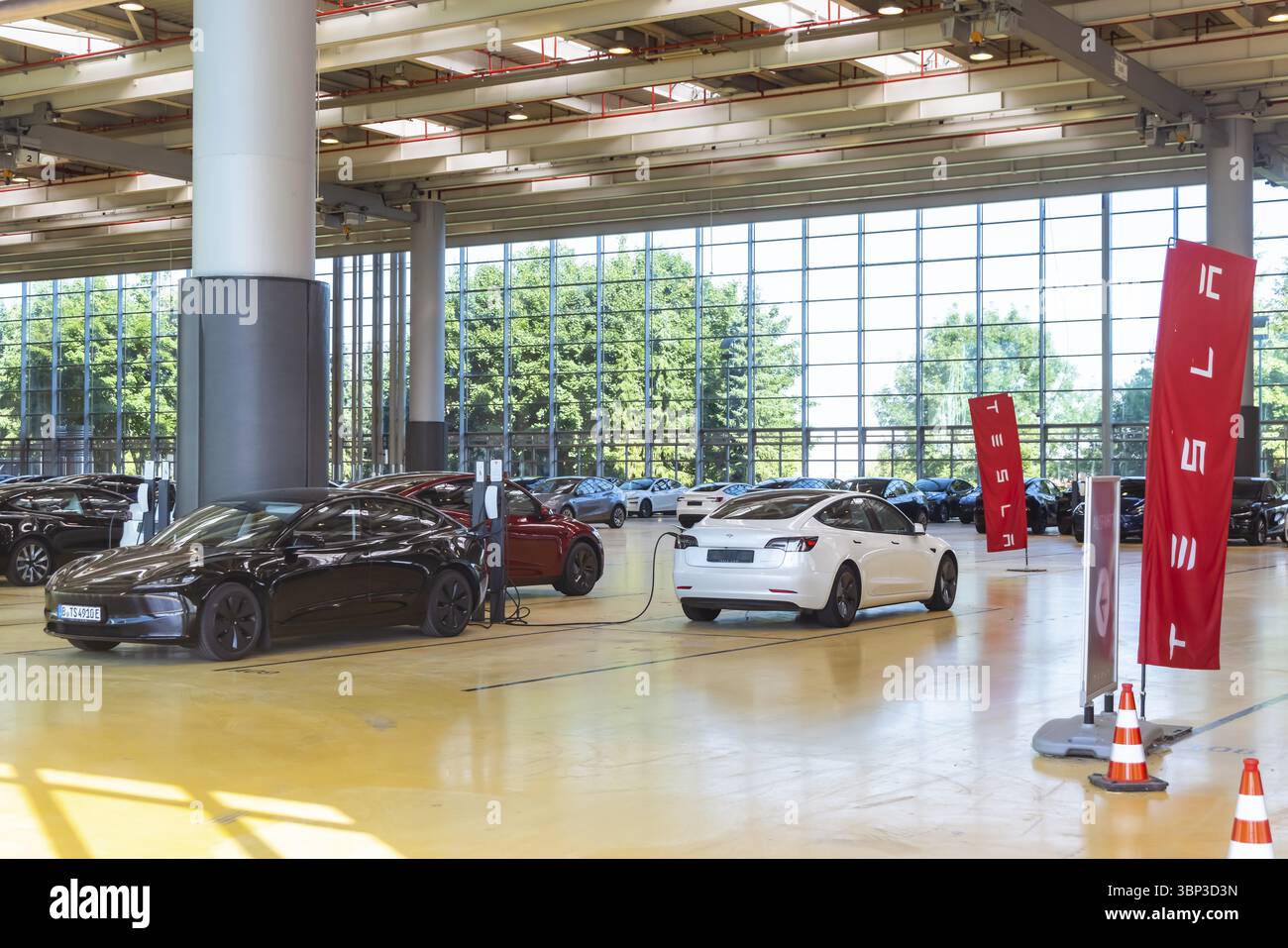 Stillstand im größten Tesla Pickup Center in Europa. Teslas Verkaufskrise macht sich am Lieferzentrum in Holzgerlingen bemerkbar. Es gibt Li Stockfoto
