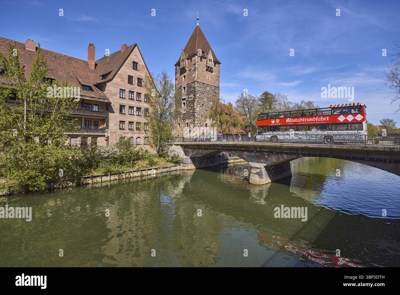 Tourismus, Stadtrundfahrten, Bus, Schuldturm, Pegnitz, Brücke, historische Gebäude, Haus, Bäume, Reflexionen, Wasseroberfläche, blauer Himmel, Cirrostratus cl Stockfoto