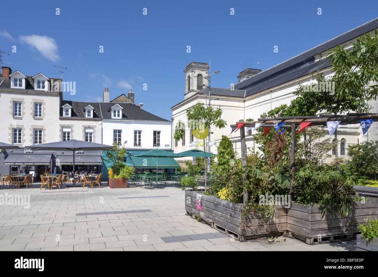 Nachhaltige Neugestaltung des Place du President Jacques Chirac im Quartier des Halles mit einem innovativen urbanen Vordach, bestehend aus mehreren vier Tonnen Stockfoto