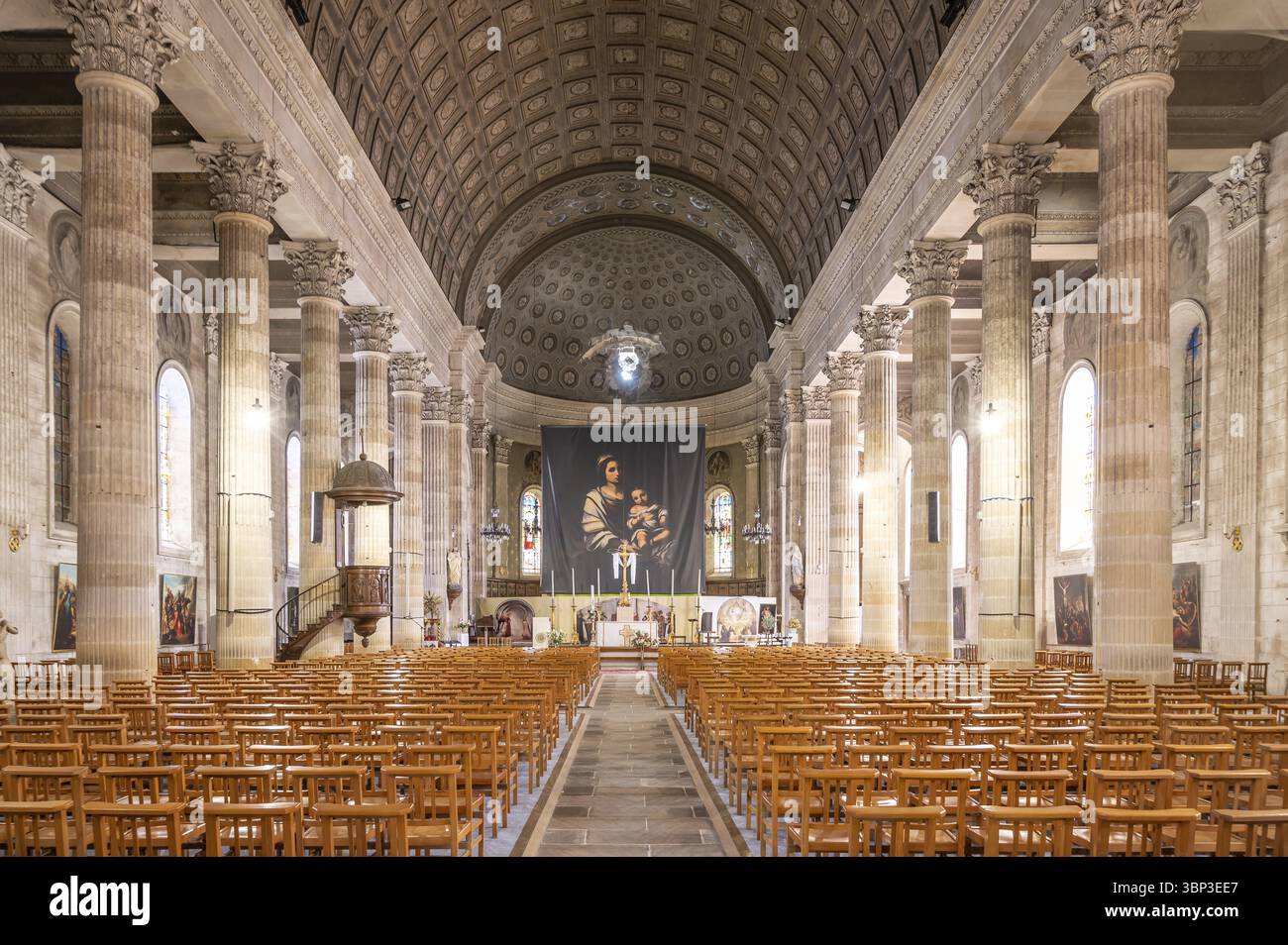 Neoklassizistisches Kircheninnere der Eglise Saint-Louis mit monumentalem Säulenperistil aus rudentierten und kannelierten korinthischen Säulen, durchgehende enta Stockfoto