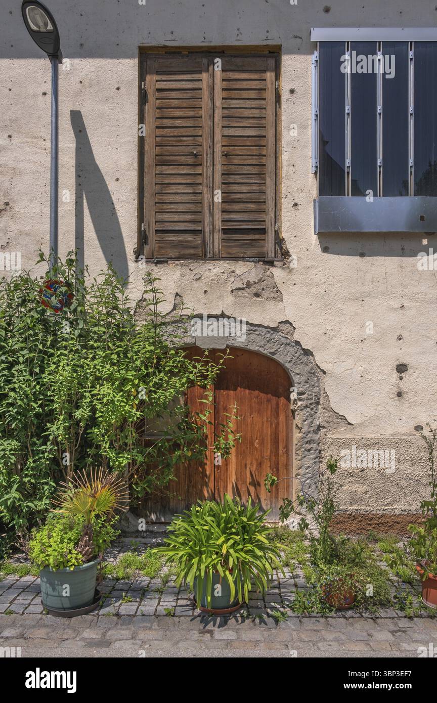 Verfaulte Fassade des Solarkraftwerksbaus mit Holzbogentor, Solarpaneel und Anlagenschuppen, Kempten, Allgäu, Schwaben, Bayern, Deutschland, Euro Stockfoto