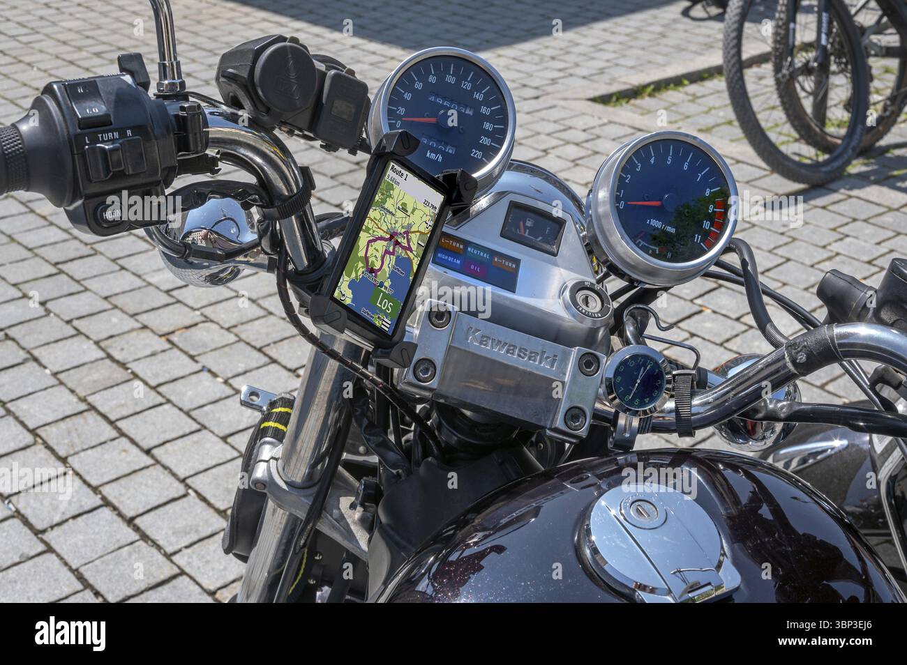 Lenker eines Kawasaki mit Navigationsgerät, Uhr, Drehzahlmesser und Tachometer, Allgäu, Schwaben, Bayern, Deutschland, Europa Stockfoto