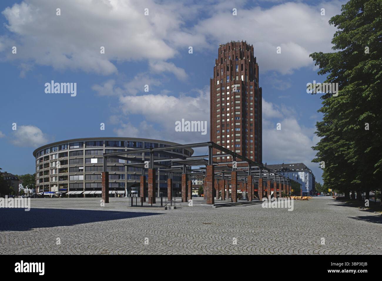 Walther-von-Cronberg-Platz mit Kolosseo und Main Plaza Hotel Stockfoto