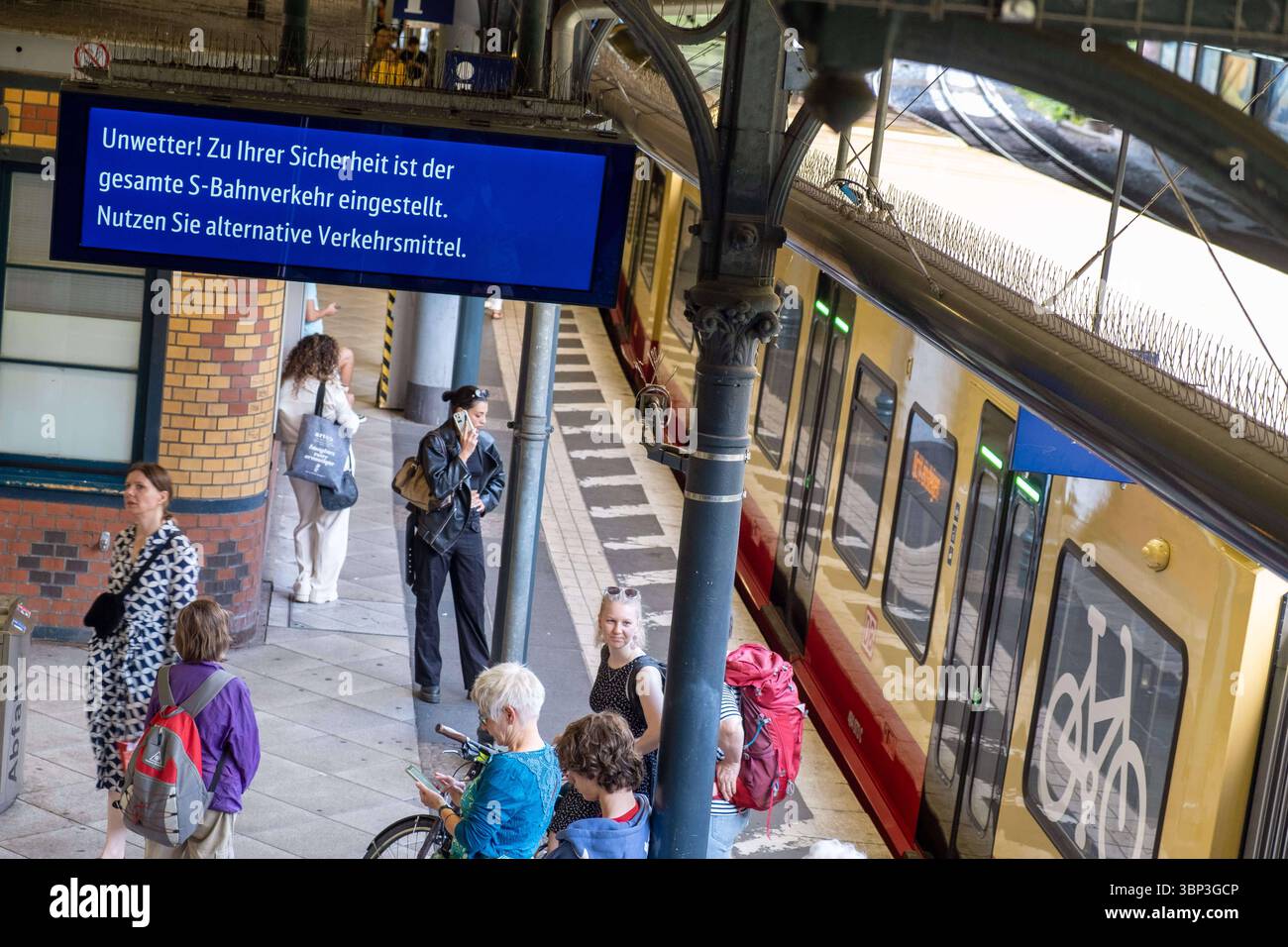 Wegen einer Unwetterwarnung und einsetzendes Gewitter mit starken Sturmböen stellt die Berliner S-Bahn den gesamten Verkehr ein. Hier warten Fahrgäste am Bahnhof Schönhauser Allee. / Aufgrund einer Unwetterwarnung und des Einsetzens eines Gewitters mit starken Windböen stoppt die Berliner S-Bahn alle Züge. Hier warten Passagiere am Bahnhof Schönhauser Allee. Unwetter in Berlin *** aufgrund einer Unwetterwarnung und des Einsetzens eines Gewitters mit starken Windböen stoppt die Berliner S-Bahn hier alle Züge, Passagiere warten am Bahnhof Schönhauser Allee Unwetter in Berlin sp2025062343946 Stockfoto