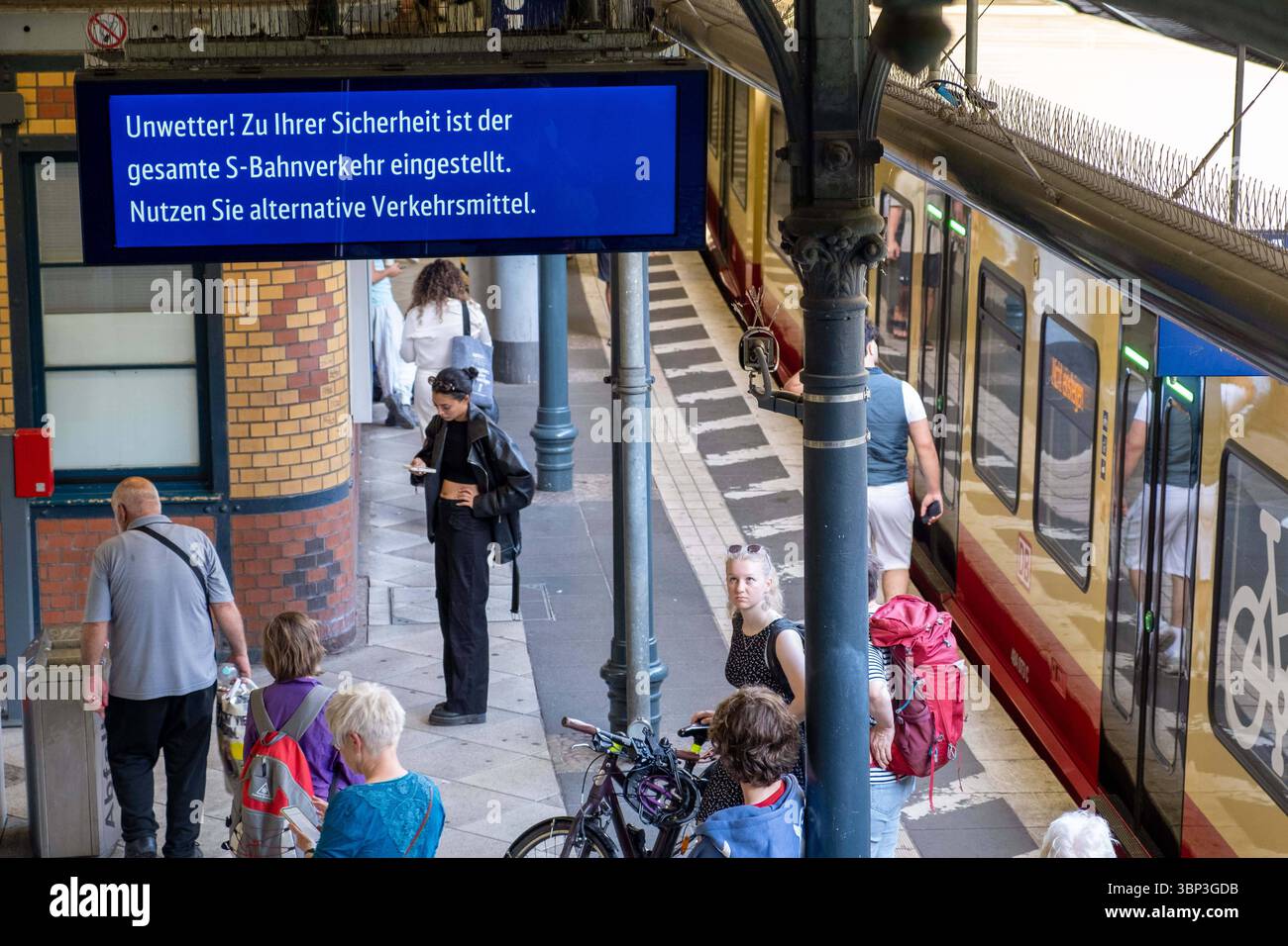 Wegen einer Unwetterwarnung und einsetzendes Gewitter mit starken Sturmböen stellt die Berliner S-Bahn den gesamten Verkehr ein. Hier warten Fahrgäste am Bahnhof Schönhauser Allee. / Aufgrund einer Unwetterwarnung und des Einsetzens eines Gewitters mit starken Windböen stoppt die Berliner S-Bahn alle Züge. Hier warten Passagiere am Bahnhof Schönhauser Allee. Unwetter in Berlin *** aufgrund einer Unwetterwarnung und des Einsetzens eines Gewitters mit starken Windböen stoppt die Berliner S-Bahn hier alle Züge, Passagiere warten am Bahnhof Schönhauser Allee Unwetter in Berlin sp2025062343946 Stockfoto
