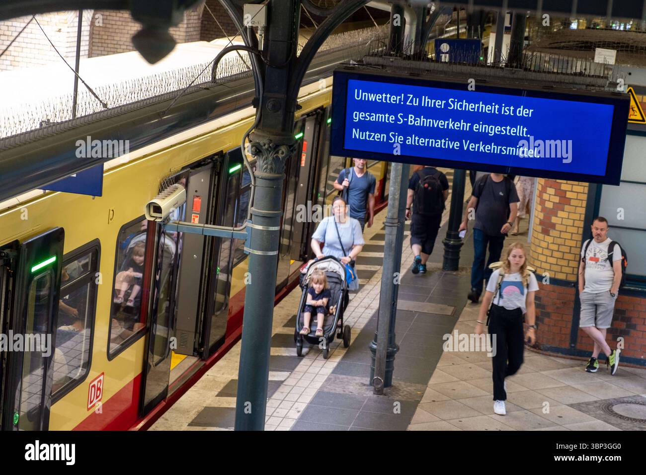 Wegen einer Unwetterwarnung und einsetzendes Gewitter mit starken Sturmböen stellt die Berliner S-Bahn den gesamten Verkehr ein. Hier warten Fahrgäste am Bahnhof Schönhauser Allee. / Aufgrund einer Unwetterwarnung und des Einsetzens eines Gewitters mit starken Windböen stoppt die Berliner S-Bahn alle Züge. Hier warten Passagiere am Bahnhof Schönhauser Allee. Unwetter in Berlin *** aufgrund einer Unwetterwarnung und des Einsetzens eines Gewitters mit starken Windböen stoppt die Berliner S-Bahn hier alle Züge, Passagiere warten am Bahnhof Schönhauser Allee Unwetter in Berlin sp2025062343946 Stockfoto