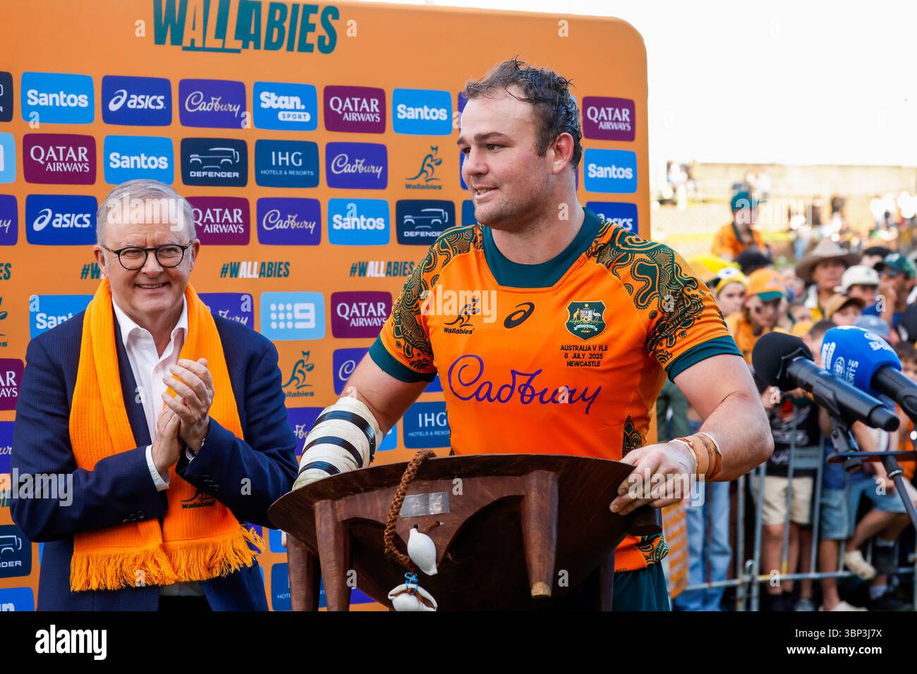 Newcastle, Australien. Juli 2025. Harry Wilson von den Wallabies hält den Vuvale Bowl, während Anthony Albanese, Premierminister von Australien, während des Men's Internationals Test Match zwischen den Wallabies und Fidschi im McDonald Jones Stadium in Newcastle am Sonntag, den 6. Juli 2025 zusieht. (AAP Image/Mark Evans) KEINE ARCHIVIERUNG, NUR REDAKTIONELLE VERWENDUNG Credit: Australian Associated Press/Alamy Live News Stockfoto