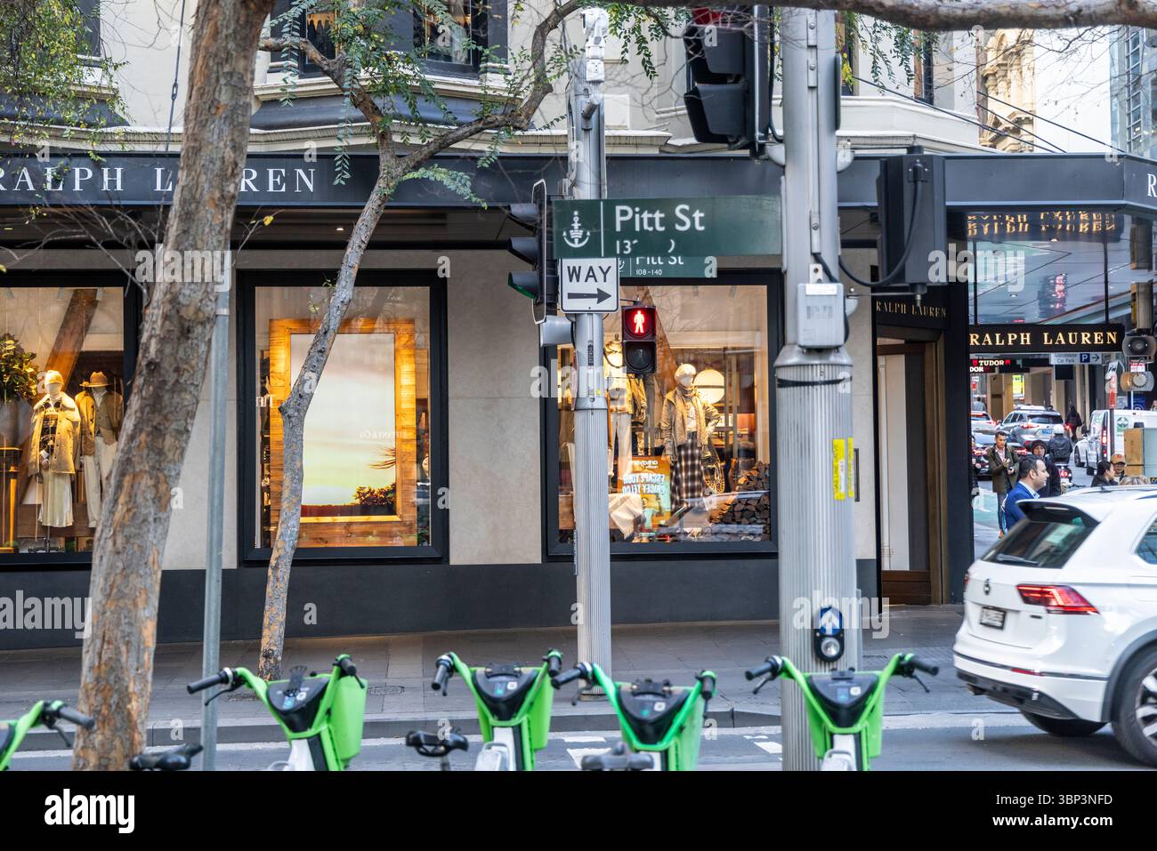 Pitt Street Sydney, Einkaufsstraße im Stadtzentrum von Sydney mit Ralph Lauren Store und Elektromotorroller zum Verleih, NSW, Australien Stockfoto