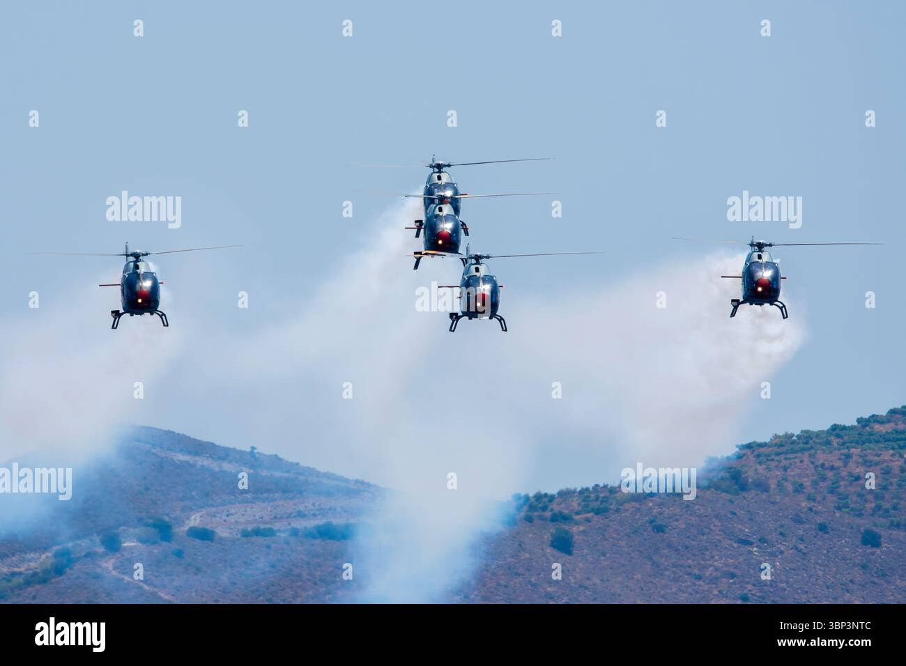 Die spanische Luftwaffe ASPA patrouilliert Flugzeuge auf der Motril Air Show. EC120 Colibri Hubschrauber. Stockfoto