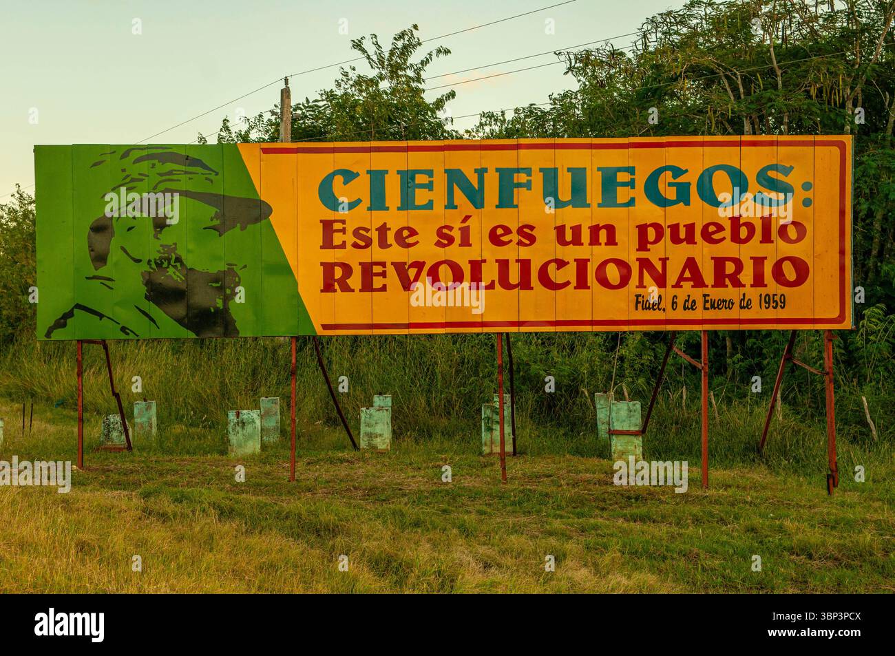 Reklametafel mit einem kurzen Satz von Fidel Castro auf der Autobahn, Cienfuegos, Kuba. © Kraig Lieb Stockfoto