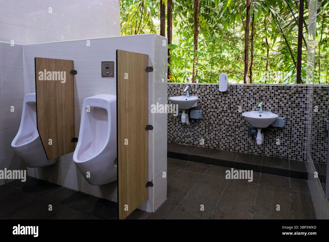 Eine öffentliche Toilette im Singapore Botanic Gardens Visitor Centre, auf einer Seite geöffnet, um einen Blick auf den Park zu bieten Stockfoto