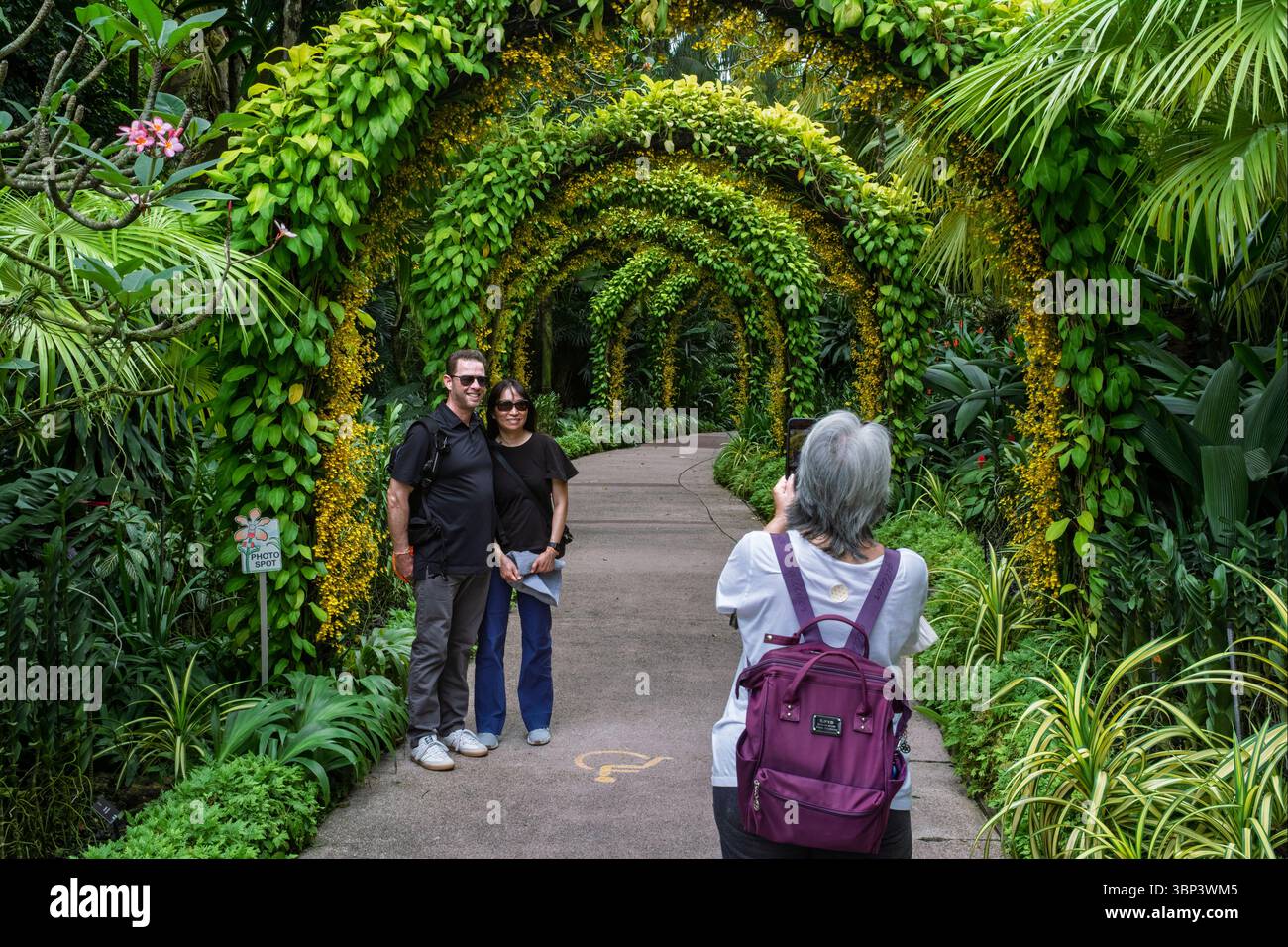 Ein Paar posiert für ein Foto an einem „Fotomotiv“ im Orchideengarten im Botanischen Garten von Singapur Stockfoto