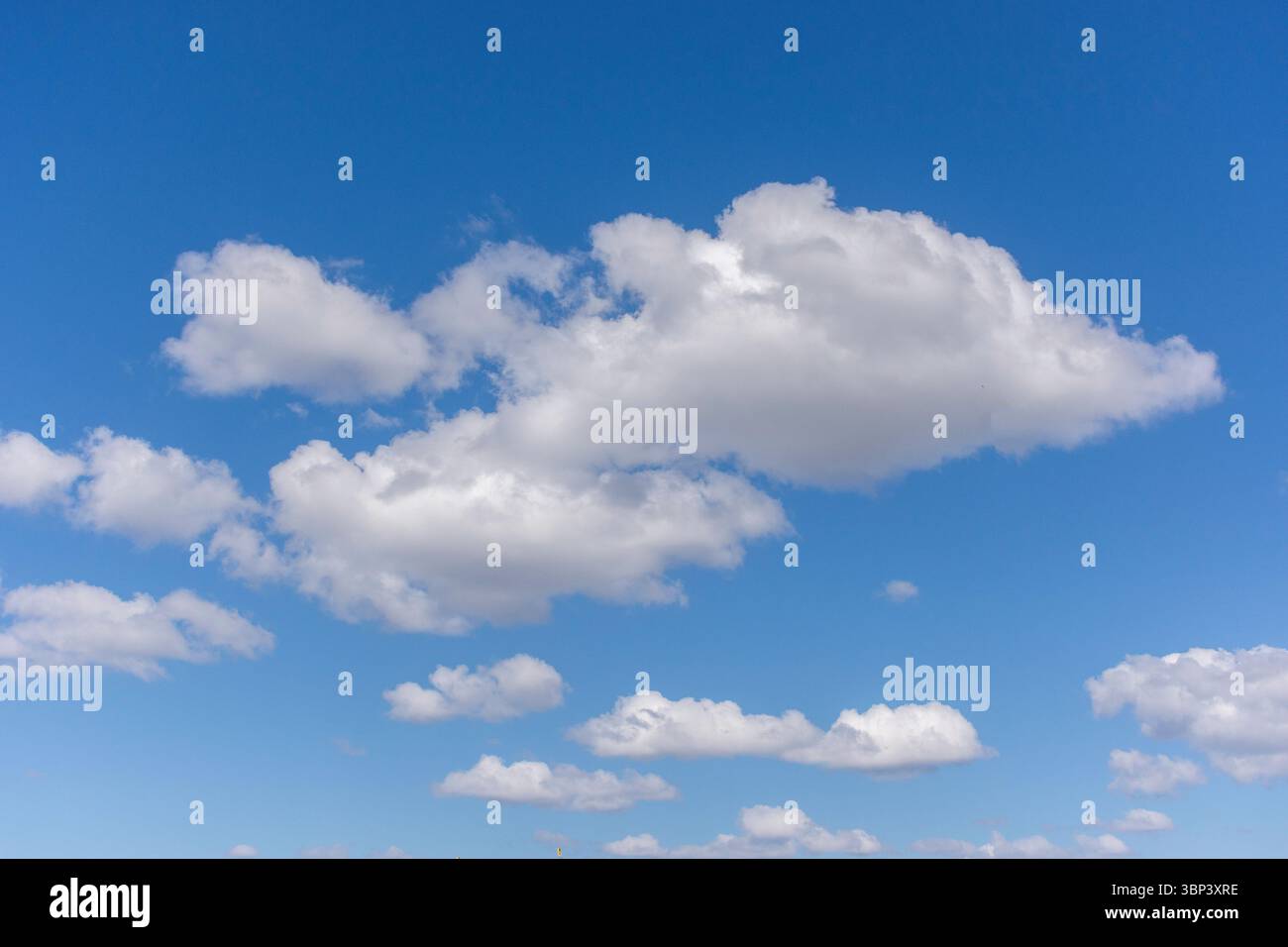 Weiße Cumulus-Wolken und blauer Himmel, Ostsee, Nordeuropa Stockfoto