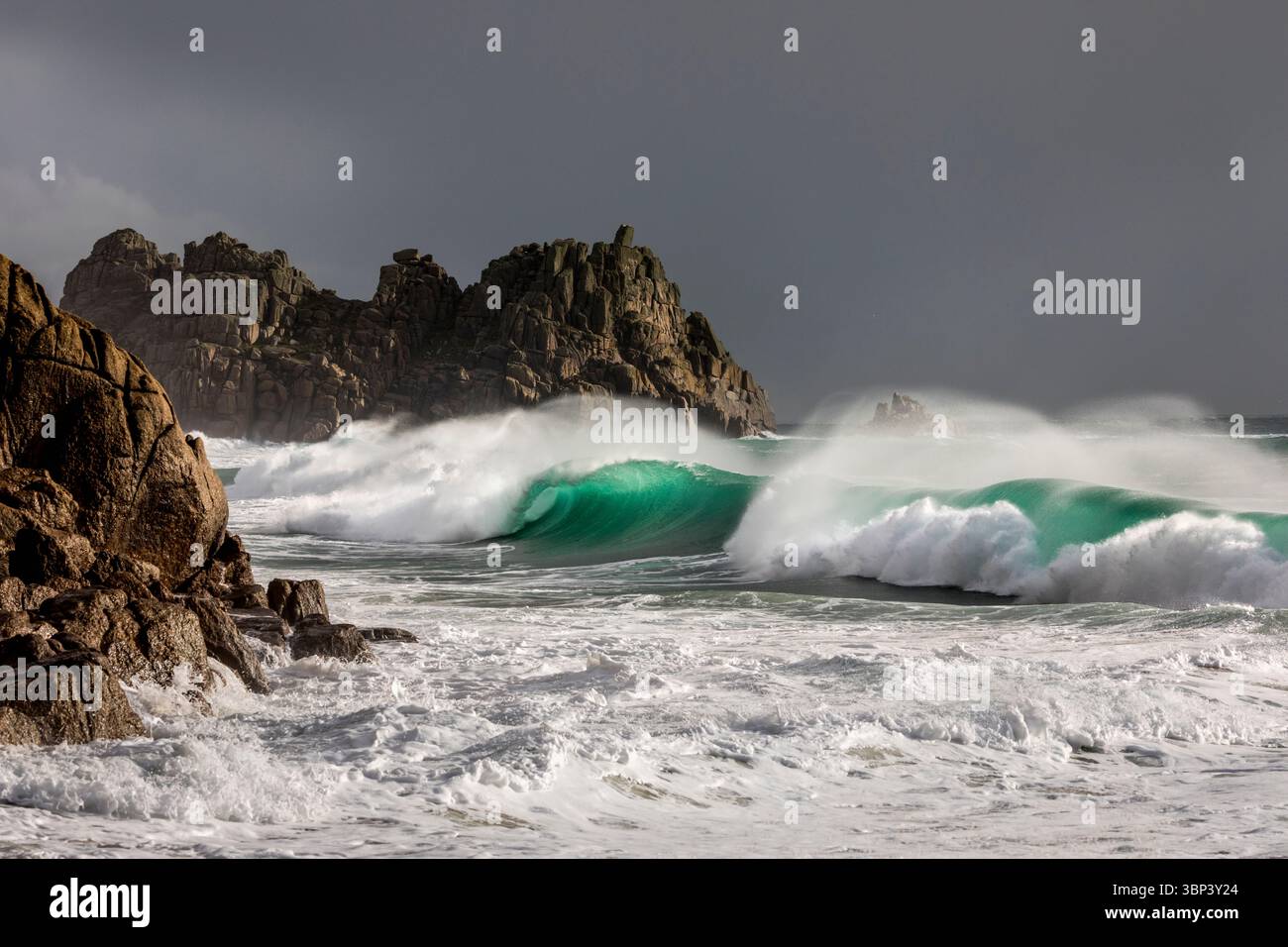 Logan Rock; aus Porthcurno; Cornwall; Großbritannien Stockfoto