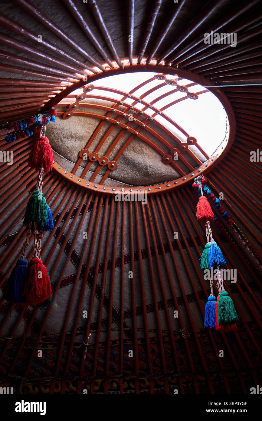Nationales Symbol Kirgisistans - Tunduk, oberer Teil der kirgisischen Jurte, Blick von innen. nomad-Häuser Stockfoto