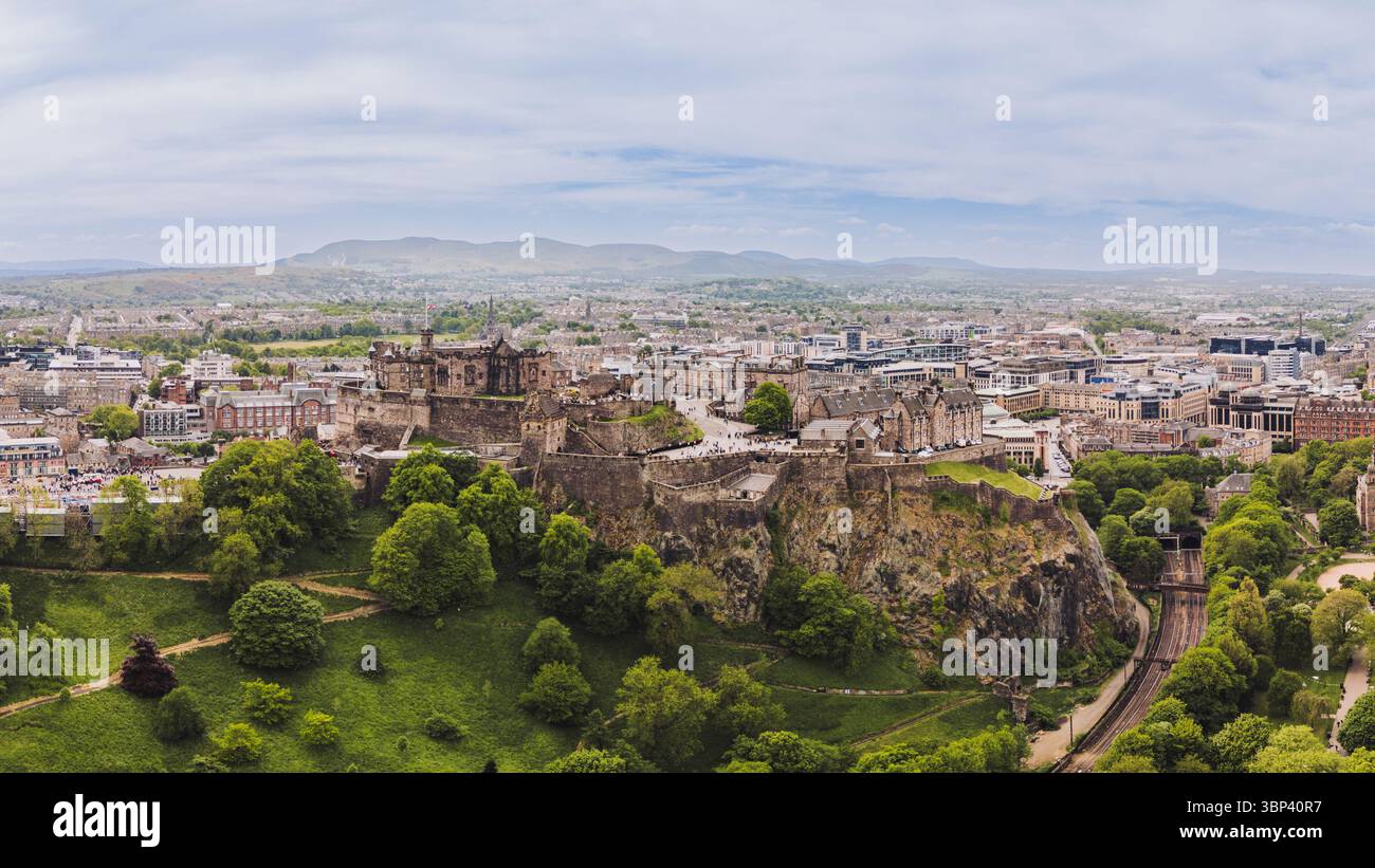 Edinburgh Schottland: 18. Mai 2025: Edinburgh Castle aus der Luft. Edinburgh Castle thront über der Stadt mit üppigem Grün und Besuchern Entdeckungsreise Stockfoto