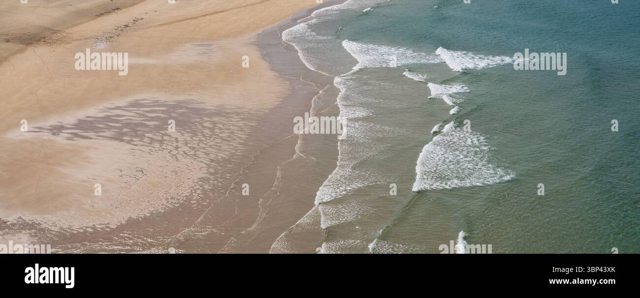 Wellen, die über den Sand am Pen hat Beach auf der Halbinsel Crozon in der Bretagne, Frankreich. Leeres Meer mit natürlichen Texturen und Küstenlicht. Stockfoto