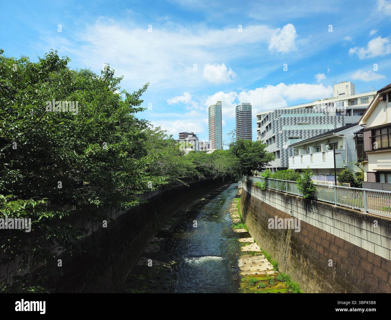 Sommer-Skyline über Tokios Fluss Kanda Stockfoto