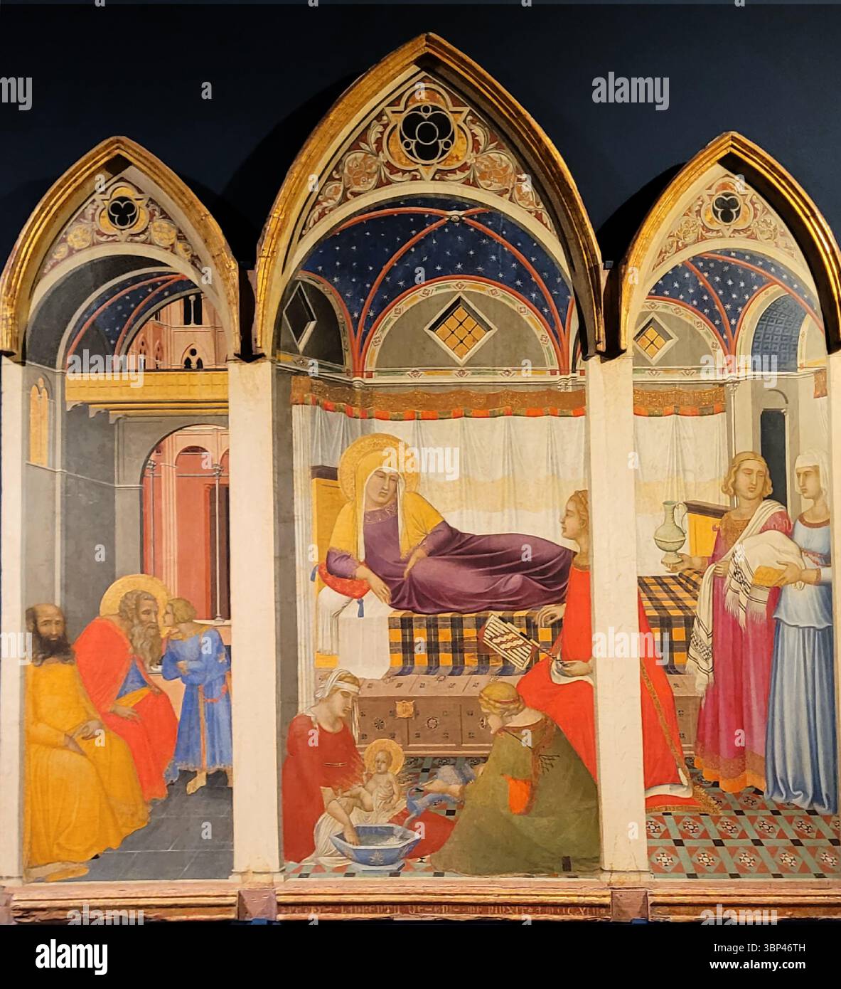 Geburt der Jungfrau von Pietro Lorenzetti, datiert aus dem Jahr 1342 n. Chr. Pietro Lorenzetti war ein bedeutender sienesischer Maler des 14. Jahrhunderts, bekannt für seine expressiven Figuren, den Einsatz von dramatischem Licht und seine bahnbrechende Herangehensweise an die Darstellung dreidimensionaler Räume. Die „Geburt der Jungfrau“ ist ein Schlüsselwerk, das einen Schlüsselmoment im Leben der Jungfrau Maria veranschaulicht, ein beliebtes Thema in der mittelalterlichen christlichen Kunst. 1342 Stockfoto