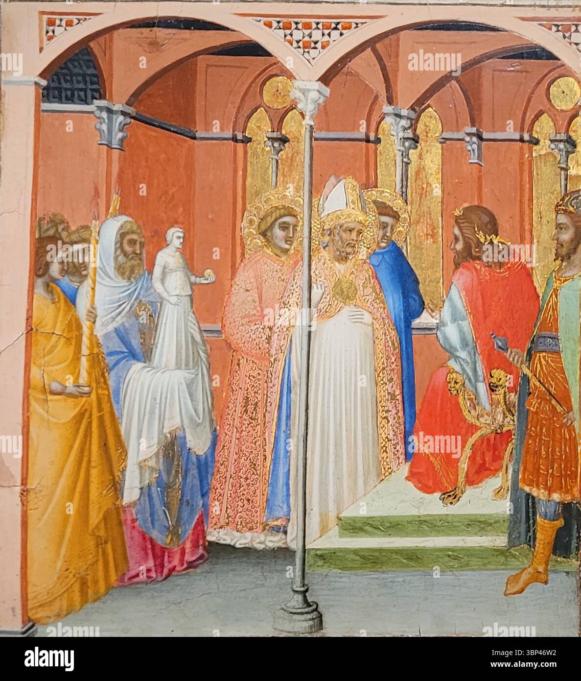 Ein Foto eines Freskos mit der Darstellung des Heiligen Sabinus vor dem Gouverneur der Toskana von Pietro Lorenzetti. Der heilige Sabinus war ein frühchristlicher Bischof und Märtyrer. Szenen aus dem Leben von Heiligen waren in der mittelalterlichen religiösen Kunst häufig zu sehen, oft schmückten sie Kapellen und öffentliche Gebäude. c. 1317 CE Stockfoto