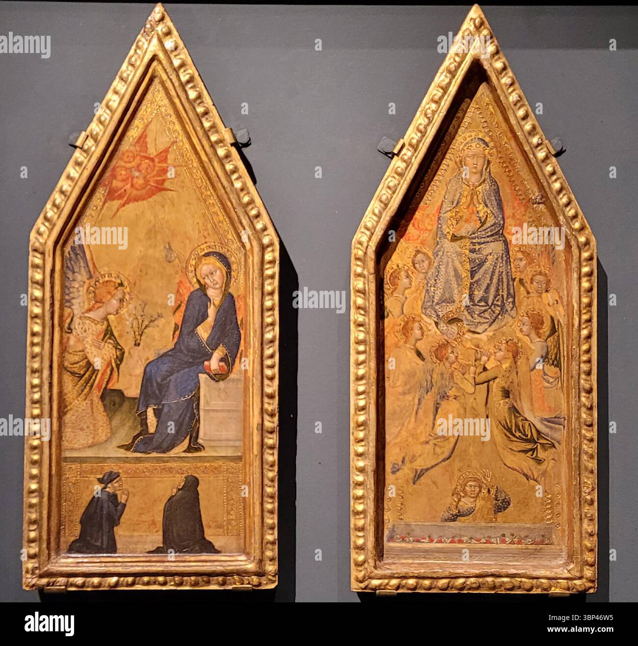 Eine Fotografie von zwei mittelalterlichen Tafelbildern: „Die Verkündigung“ von Francesco di Vannuccio und eine „Jungfrau und Kind in Majestät mit Heiligen“, beide aus der späten sienesischen Gotik, um 1385 n. Chr. Solche mehrteiligen Kunstwerke (Polyptychen oder Diptychen) waren sowohl für Kirchenaltäre als auch für private Hingabe beliebt und boten eine umfassende visuelle Erzählung von sakralen Ereignissen und Figuren. Stockfoto