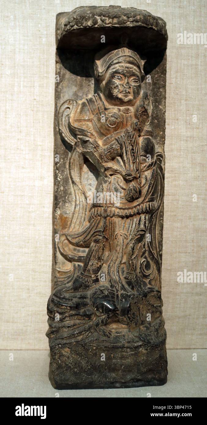 Geschnitzte Kalksteinreliefs eines Wächterkönigs, Tang Dynastie, China. Diese Schutzfiguren wurden typischerweise an den Eingängen von Tempeln platziert, um das Böse abzuwehren und den Dharma zu schützen. c. 700 CE. Stockfoto