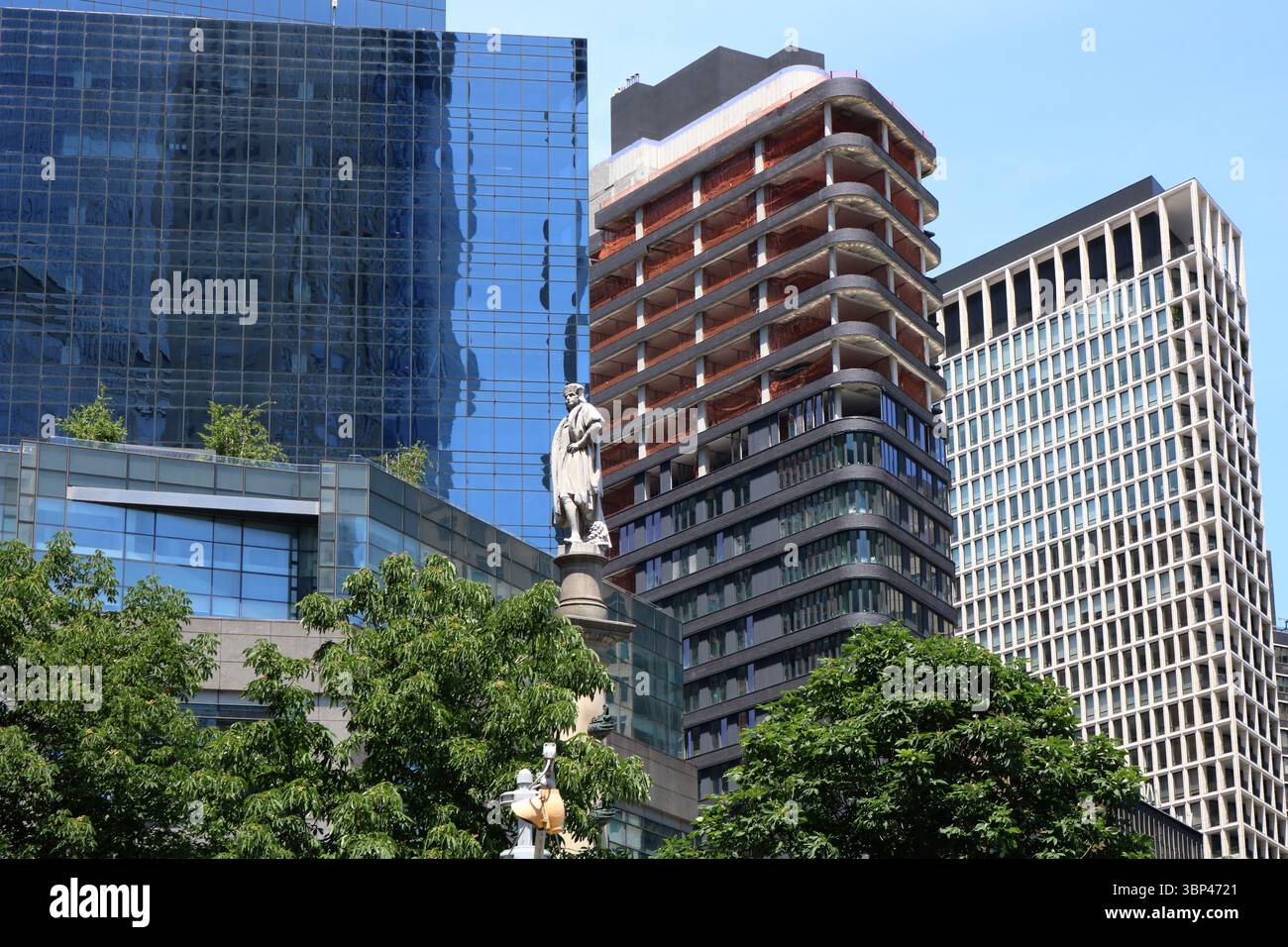 Eine Fotografie des Columbus Monuments im Columbus Circle, New York City, das ursprünglich 1892 errichtet wurde. Der Columbus Circle ist ein Verkehrskreis und eine stark befahrene Kreuzung im New York City Borough of Manhattan, an der Kreuzung von Eighth Avenue, Broadway, Central Park South (West 59th Street) und Central Park West an der südwestlichen Ecke des Central Park. Der Kreis ist der Punkt, von dem aus die offiziellen Autobahndistanzen von New York City gemessen werden, sowie der Mittelpunkt des 40 km langen Sperrgebiets für C-2-Visuminhaber. Der Kreis ist nach dem Denkmal benannt Stockfoto