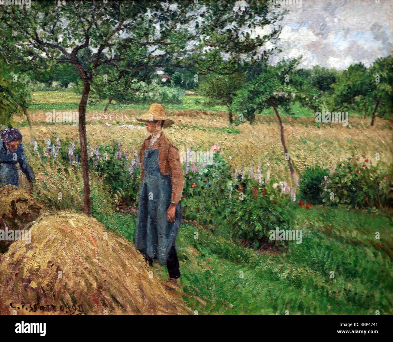 Camille Pissarros impressionistisches Ölgemälde Gardener Standing by a Haystack, Overcast Sky, Ragny, das 1899 eine ländliche Szene mit einer Figur nahe einem Heuhaufen unter einem bedeckten Himmel darstellt. Camille Pissarro (1830–1903) war eine Dänisch-französische Impressionistin und neo9-impressionistische Malerin. Er ist bekannt für seine Landschaften und seine sensiblen Darstellungen des ländlichen Lebens. Razy-sur-Epte, wo er viele Jahre lebte, wurde zu einem häufigen Thema seiner Arbeit. Stockfoto