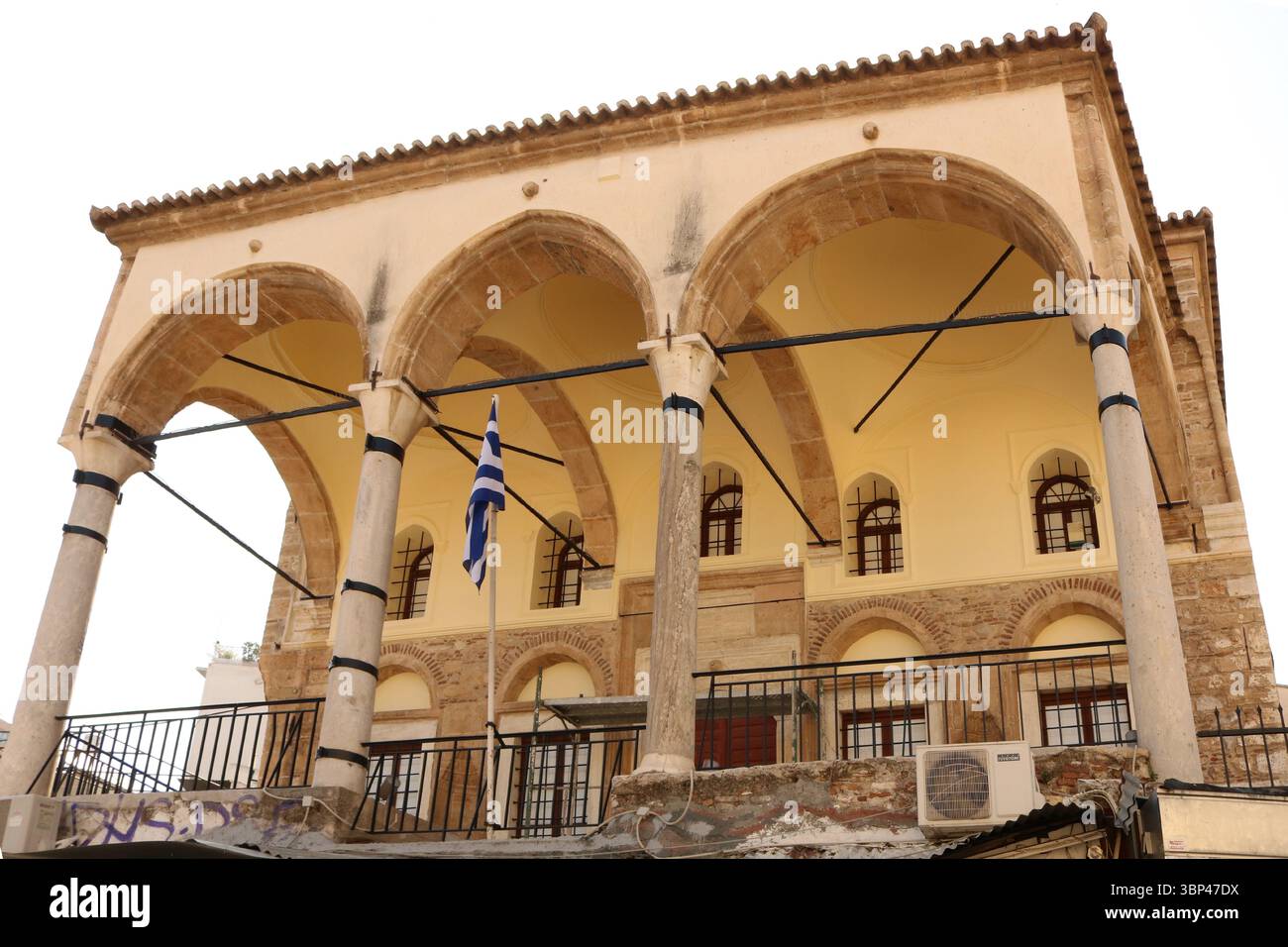 Eine Fotografie der Tzistarakis-Moschee, einer 1759 erbauten osmanischen Moschee auf dem Monastiraki-Platz im Zentrum von Athen, Griechenland. Es ist heute ein nebengebäude des Museums für griechische Volkskunst. Um 2023 Stockfoto