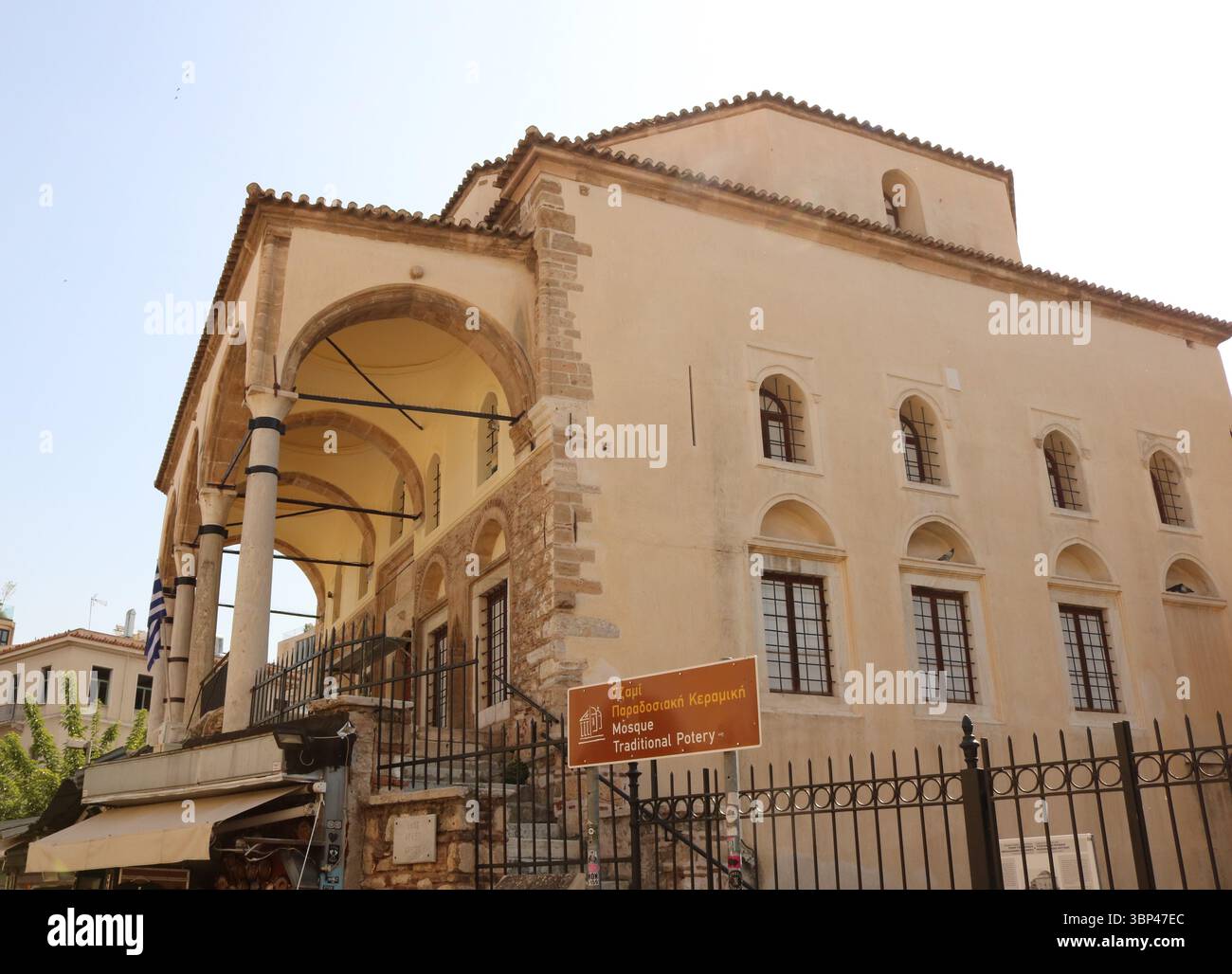 Eine Fotografie der Tzistarakis-Moschee, einer 1759 erbauten osmanischen Moschee auf dem Monastiraki-Platz im Zentrum von Athen, Griechenland. Es ist heute ein nebengebäude des Museums für griechische Volkskunst. Um 2023 Stockfoto