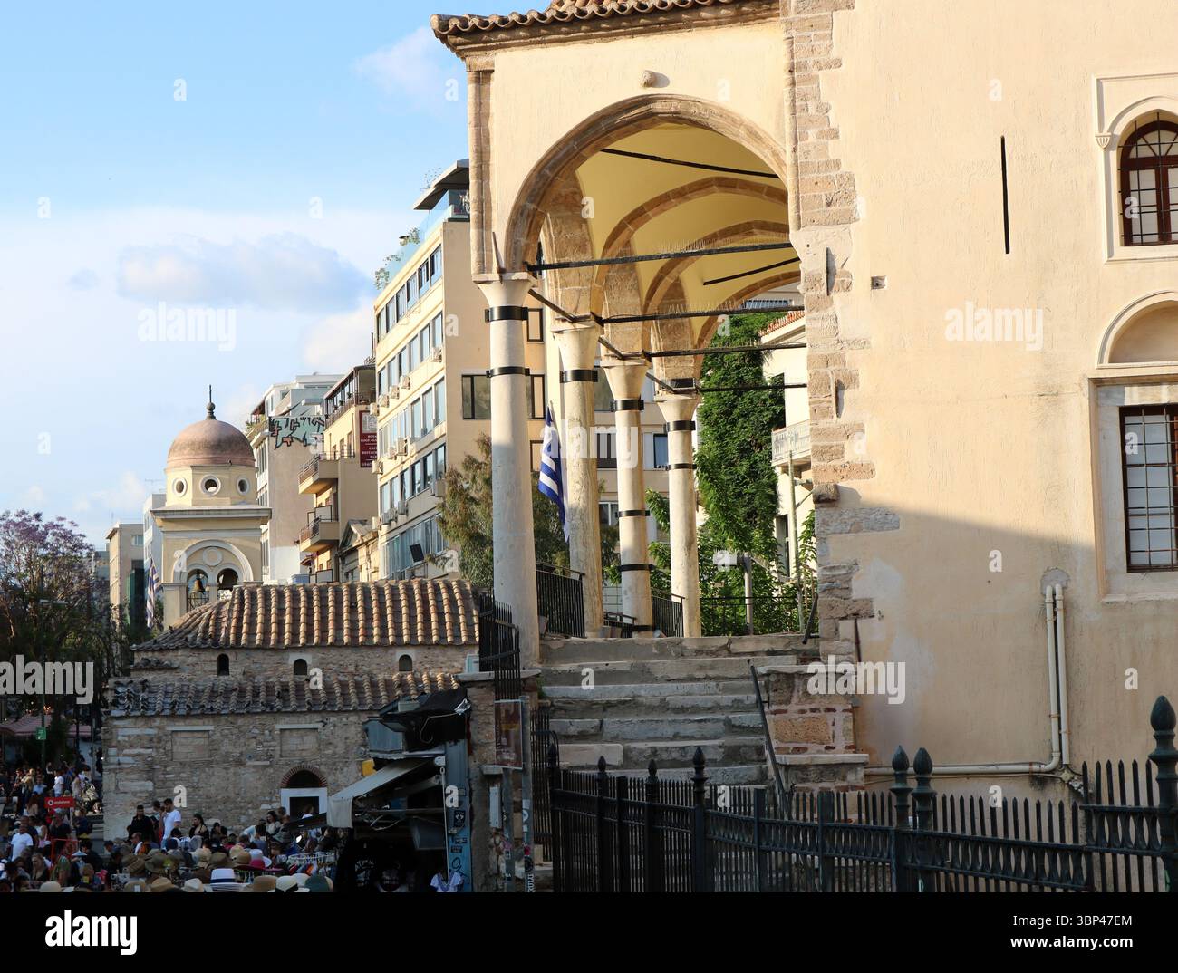 Eine Fotografie der Tzistarakis-Moschee, einer 1759 erbauten osmanischen Moschee auf dem Monastiraki-Platz im Zentrum von Athen, Griechenland. Es ist heute ein nebengebäude des Museums für griechische Volkskunst. Um 2023 Stockfoto