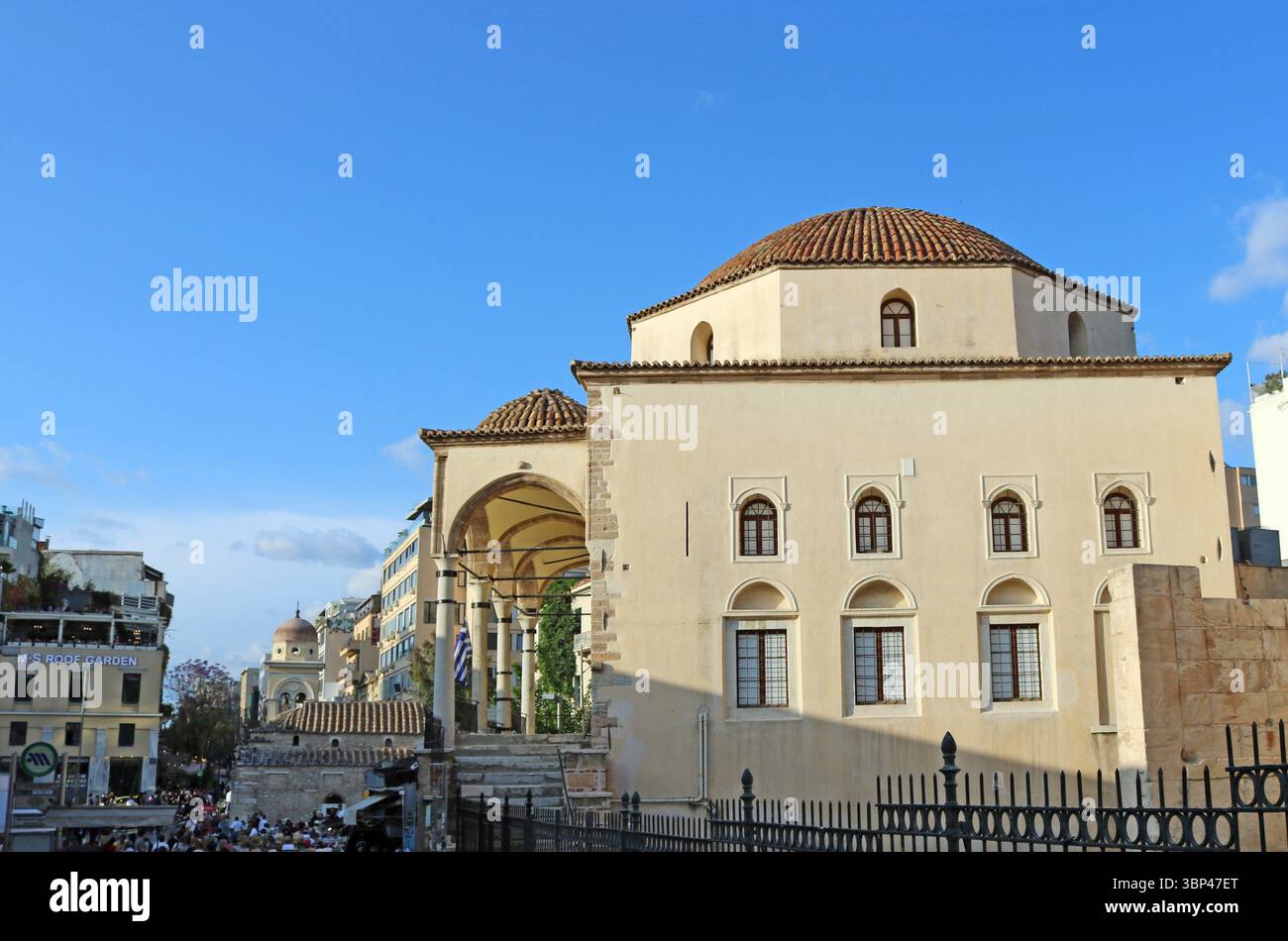 Eine Fotografie der Tzistarakis-Moschee, einer 1759 erbauten osmanischen Moschee auf dem Monastiraki-Platz im Zentrum von Athen, Griechenland. Es ist heute ein nebengebäude des Museums für griechische Volkskunst. Um 2023 Stockfoto