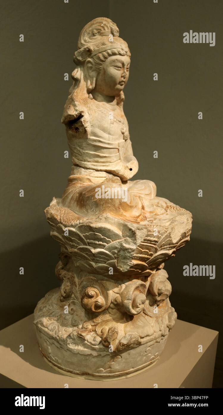 Eine Fotografie einer chinesischen Holzskulptur des Bodhisattva auf einem Lotusthron aus der Tang-Dynastie, aus weißem Marmor, ursprünglich polychromiert und vergoldet, geschnitzt und graviert. c. 750 CE. Stockfoto