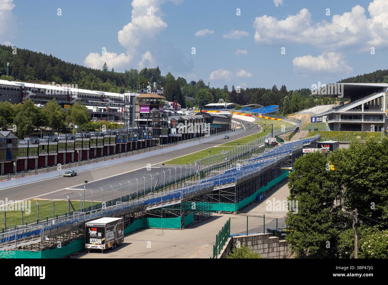 SPA, BELGIEN, 2. JULI 2025: Blick auf die Rennstrecke Spa-Francorchamps in Belgien. Auf der Strecke finden viele internationale Motorsportveranstaltungen statt, darunter auch für Stockfoto